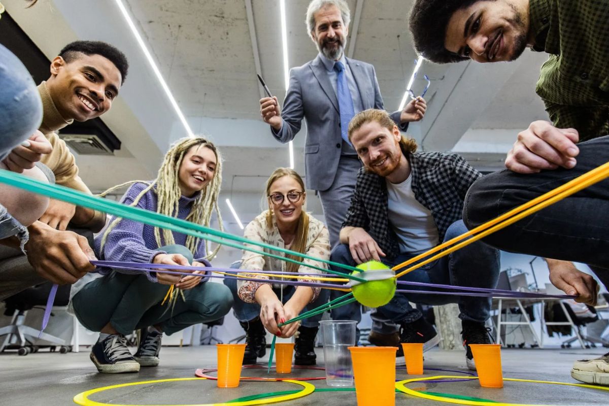 indoor team building giúp cải thiện tinh thần làm việc và kết nối nhân viên