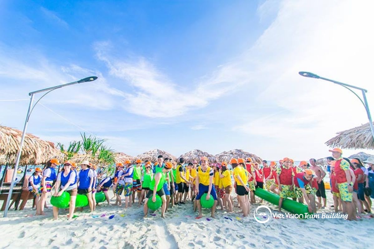 Các thành viên vượt cầu khỉ trong phần thi team building luxury level up