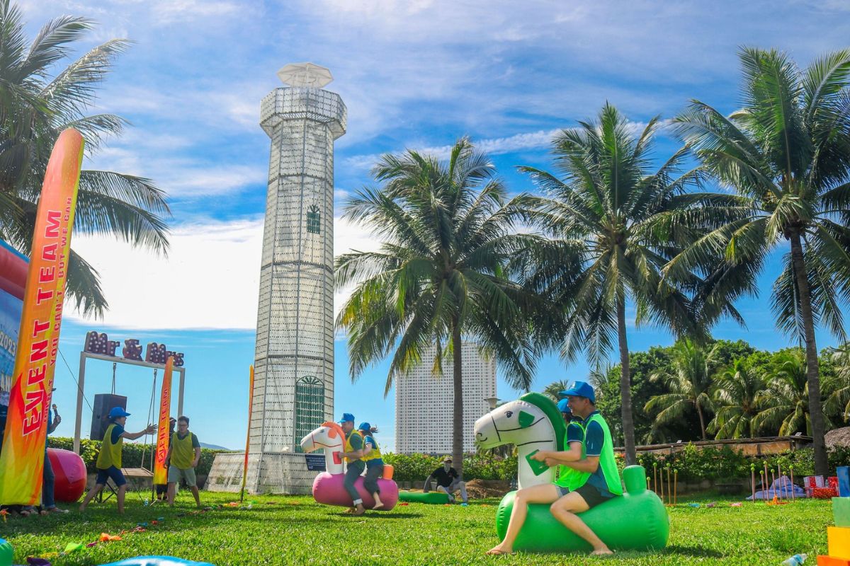 Đội nhóm cùng nhau chinh phục thử thách ngoài trời trong chương trình Outdoor Team Building