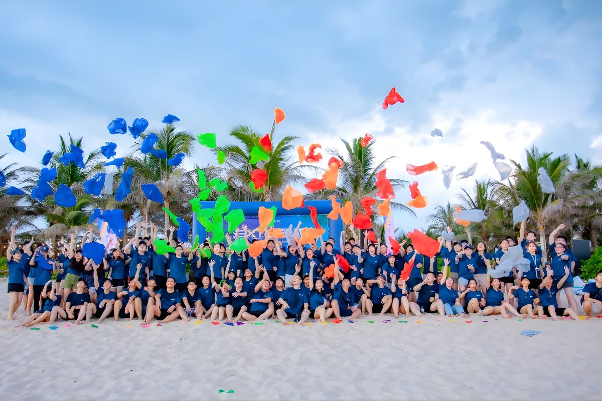 Team building gắn kết đội nhóm qua trò chơi vận động ngoài trời, tăng tinh thần đồng đội và năng lượng tích cực