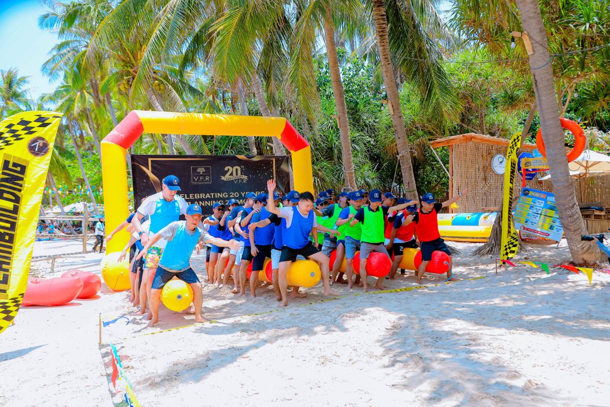 Nhân viên cùng nhau vượt qua thử thách trong hoạt động team building