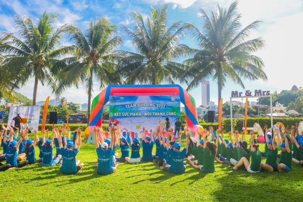 Nhân viên tham gia thử thách nhóm trong sự kiện team building gắn kết