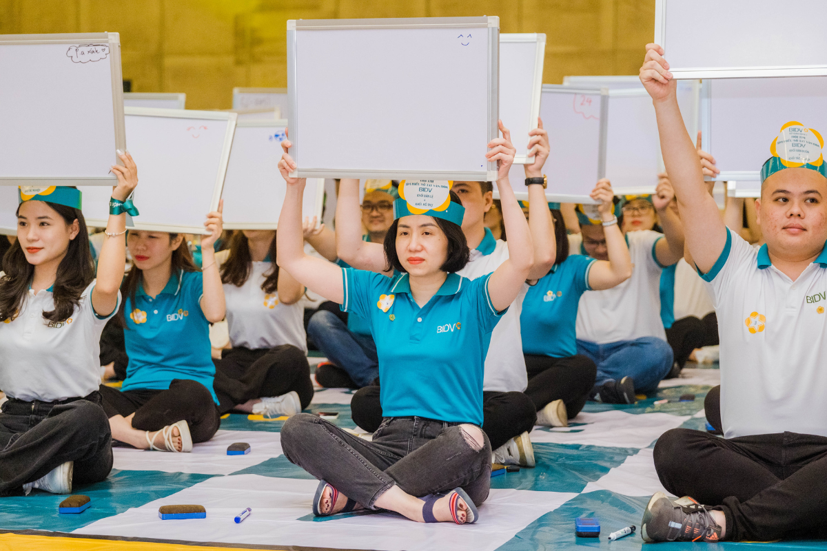 Phần giao lưu hấp dẫn giữa các đội chơi và ban tổ chức trong sự kiện rung chuông vàn Phần giao lưu hấp dẫn giữa các đội chơi và ban tổ chức trong sự kiện rung chuông vàn