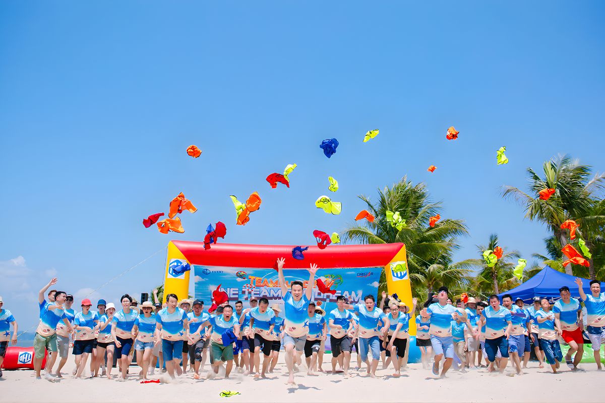 Team building ngoài trời - Nhân viên doanh nghiệp tham gia trò chơi đồng đội, tăng cường gắn kết và năng suất làm việc
