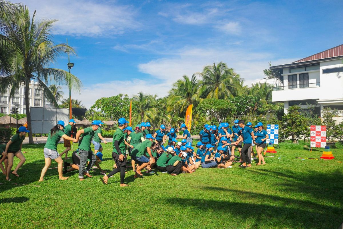 Nhân viên cười đùa, thư giãn trong hoạt động Outdoor Team Building ngoài trời
