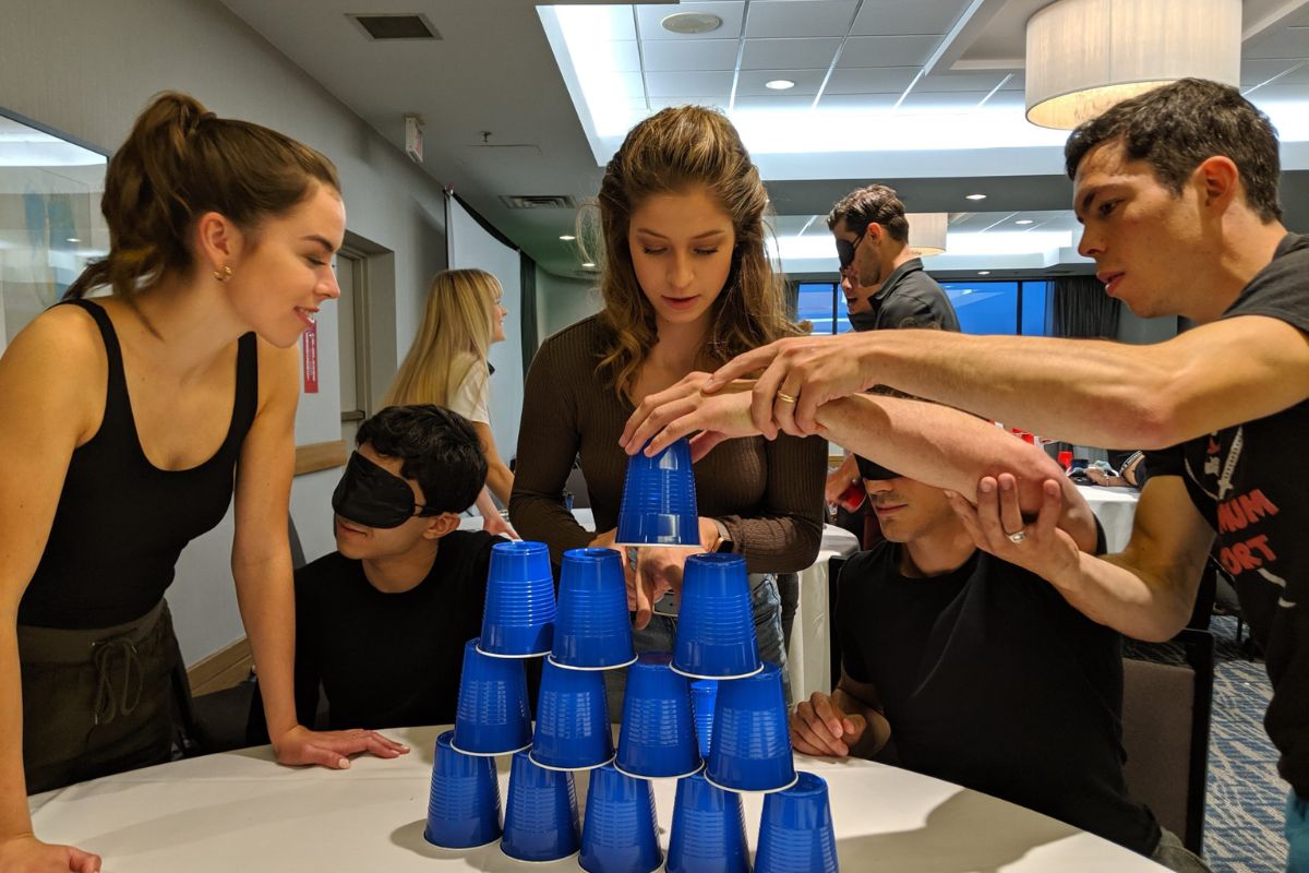 Team building trong nhà tập trung kỹ năng giao tiếp và chiến lược