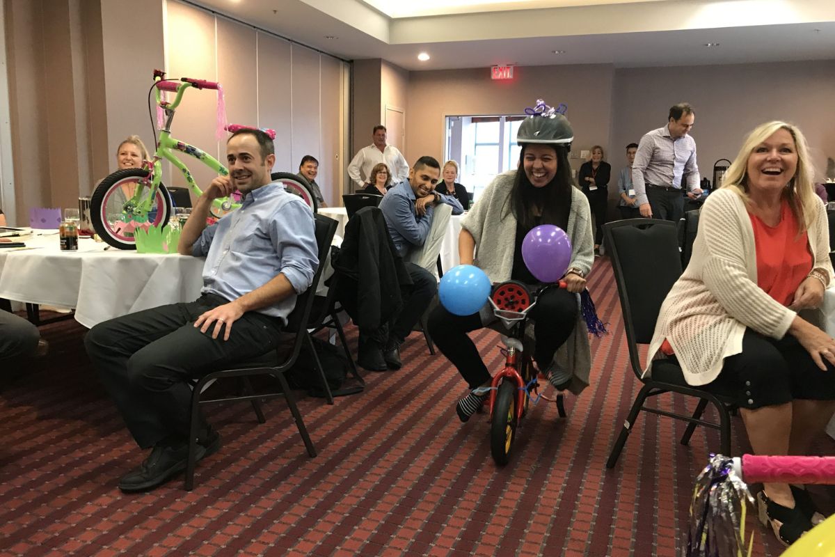 indoor team building thúc đẩy văn hóa doanh nghiệp tích cực