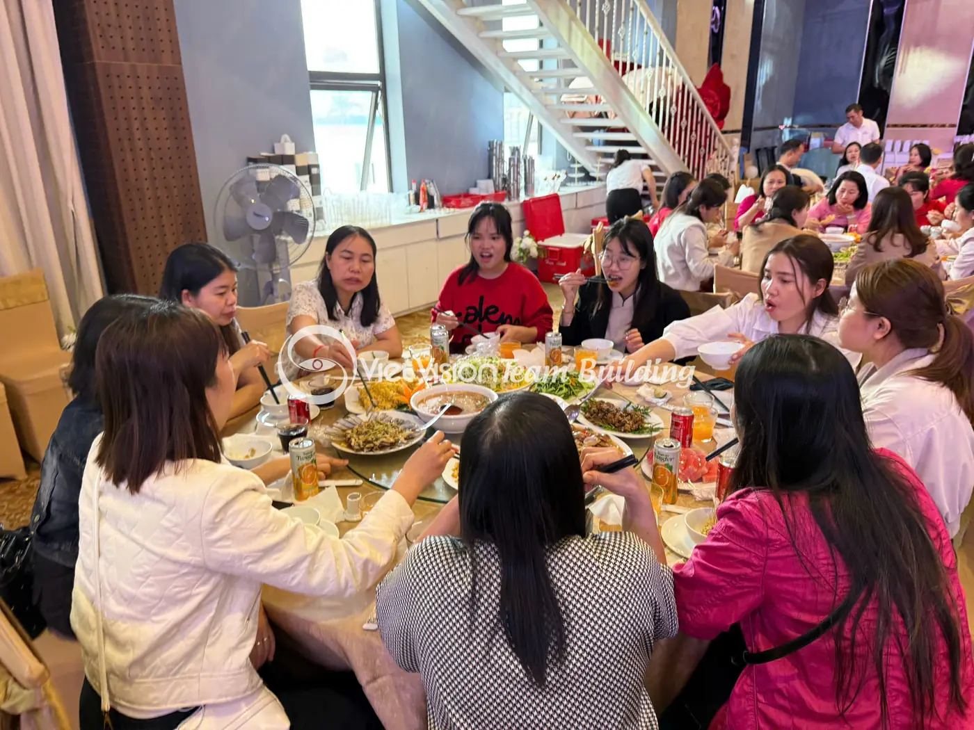 Không gian bữa ăn đoàn trong chuyến team building Hạ Long kết hợp gala dinner