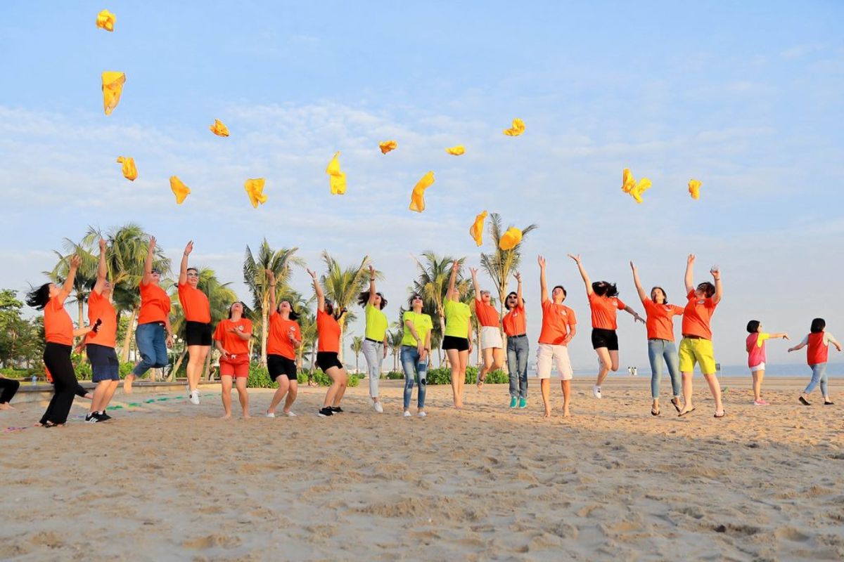 Hoạt động team building ngoài trời giúp gắn kết nhân viên và tăng tinh thần đồng đội