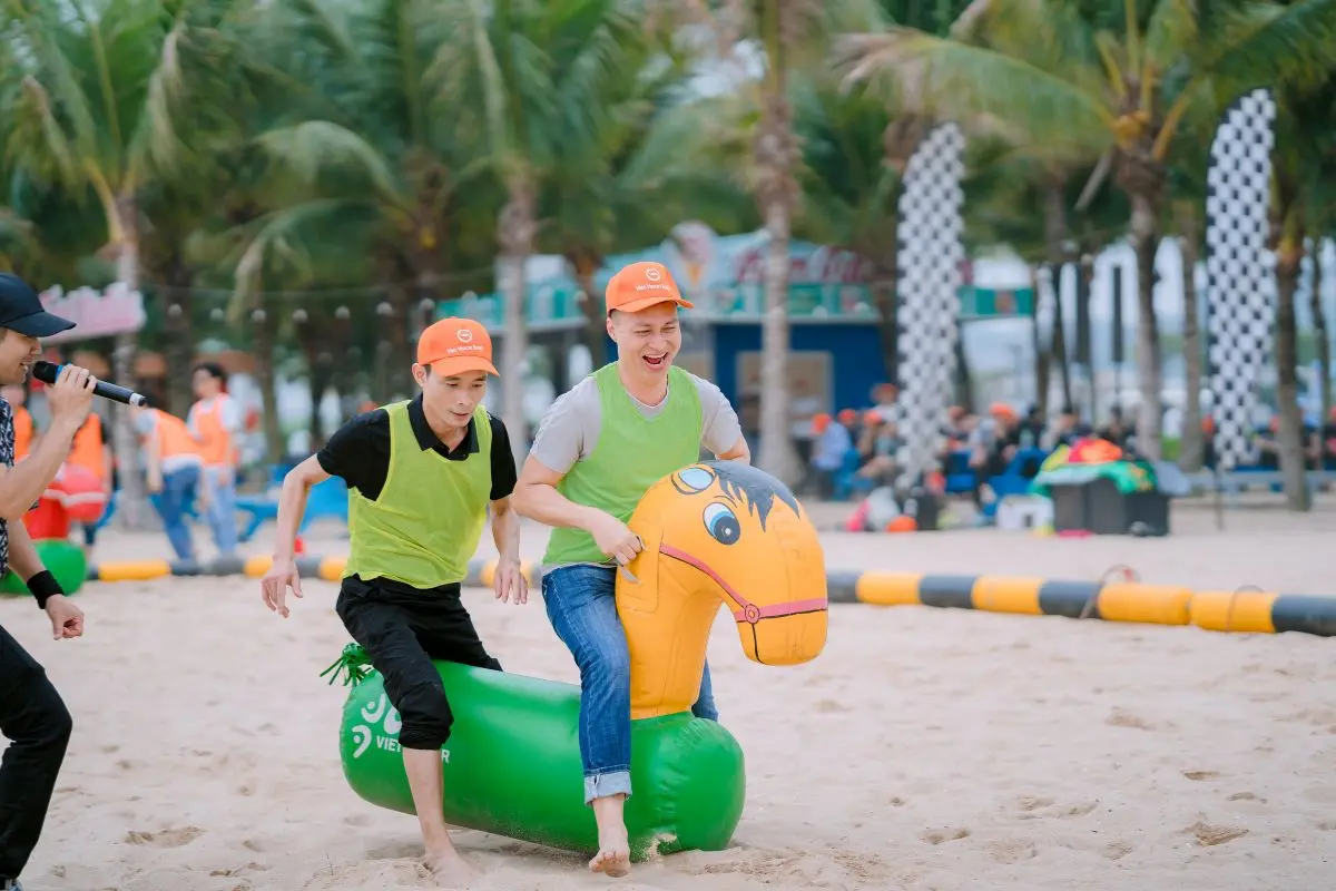 Amazing Race biển tại đảo Cát Bà Hải Phòng — các đội vượt thử thách trên bãi biển hoang sơ với phông nền núi đá vôi
