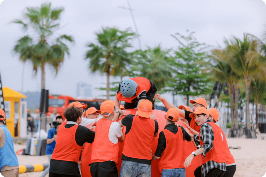 Chị lê Thị Ngọc trả lời phỏng vấn cảm nhận về teambuilding do viet vision teambuilding tổ chức