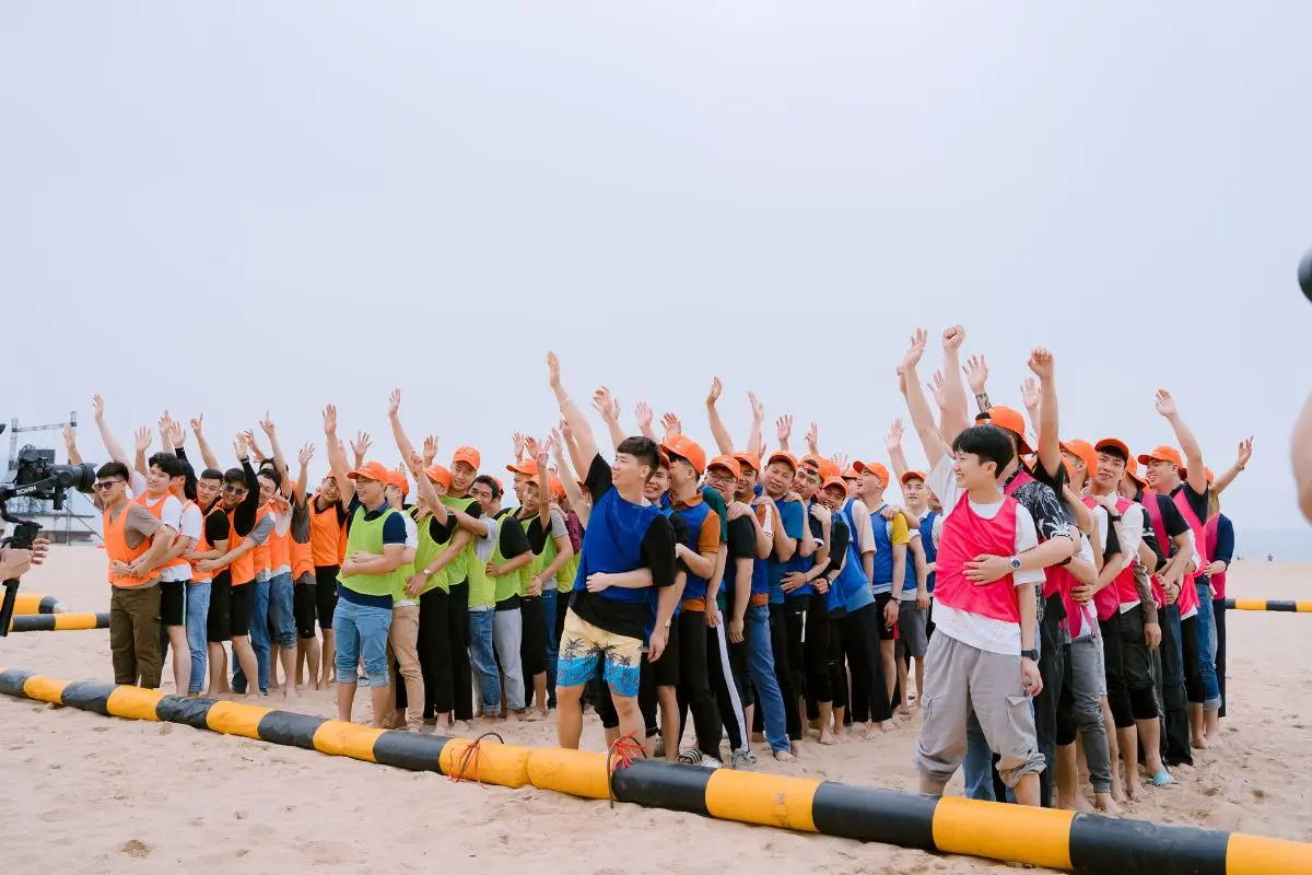 Đoàn 300 nhân viên tham gia Amazing Race biển trên bãi cát dài 5km tại Sầm Sơn Thanh Hóa — Viet Vision Team Building tổ chức