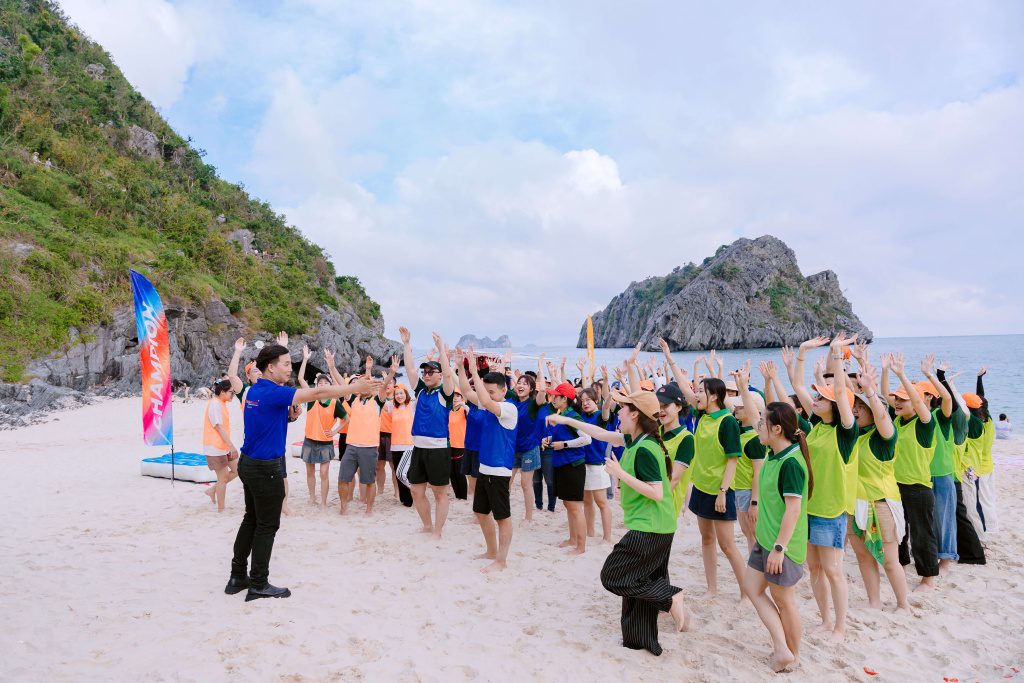 Đồng đội VPBank cùng nhau bứt phá trong teambuilding tại Hạ Long