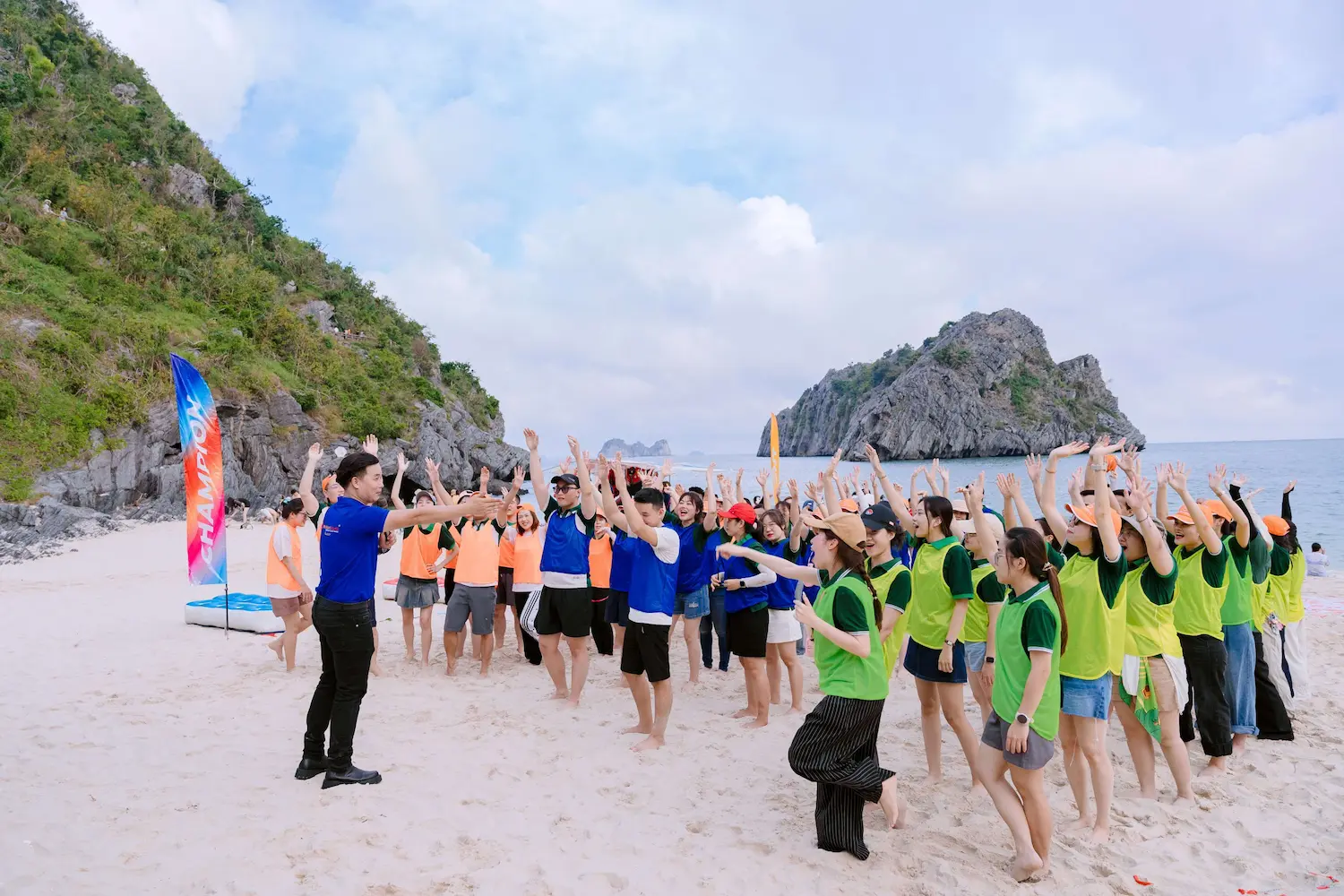 Đồng đội VPBank cùng nhau bứt phá trong teambuilding tại Hạ Long với Công Ty Tổ Chức Team Building Uy Tín