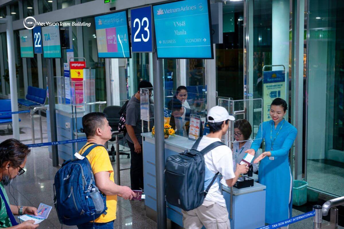 Hành khách đi qua lối đi ưu tiên riêng biệt (VIP Lane) dịch vụ Fast Track không cần xếp hàng chờ đợi