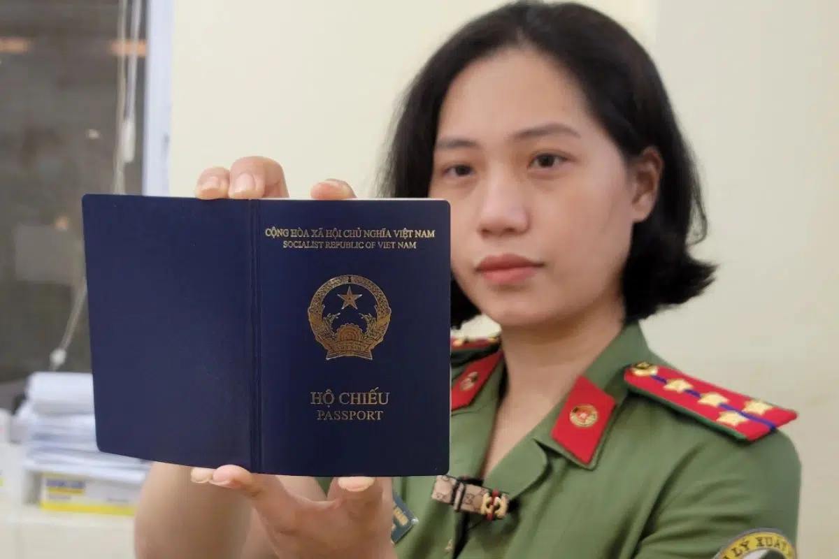 Hộ chiếu Việt Nam với bản đồ ASEAN và điểm đến miễn visa.