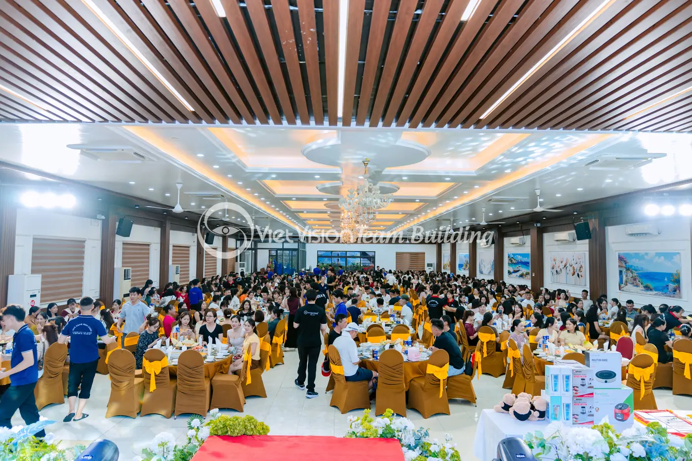 Bàn tiệc được sắp xếp theo khu vực