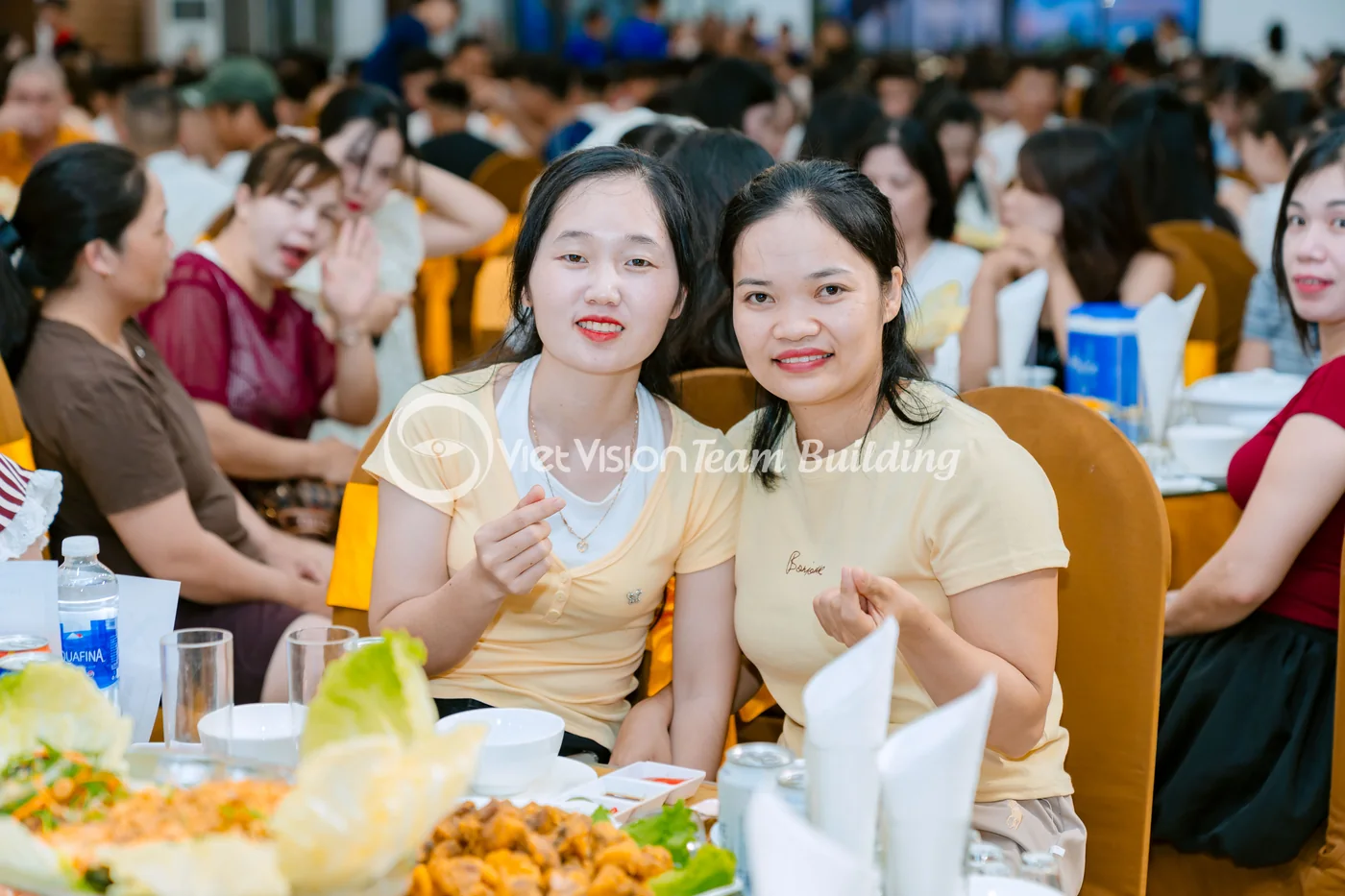 Khách dùng bữa tại gala dinner
