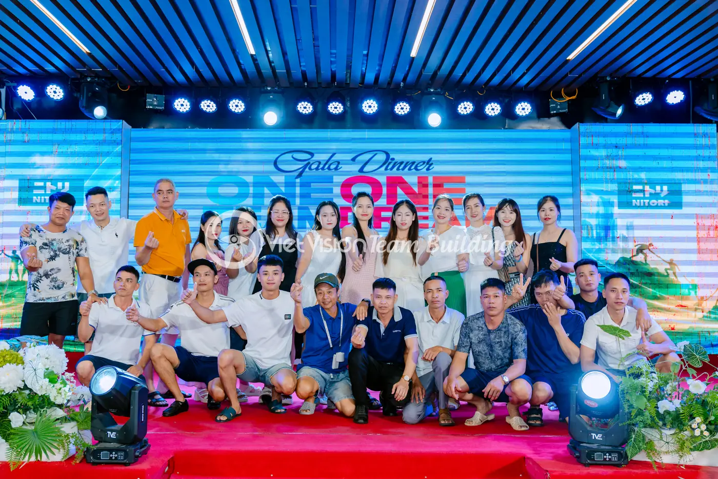 Thành viên chụp ảnh trên sân khấu