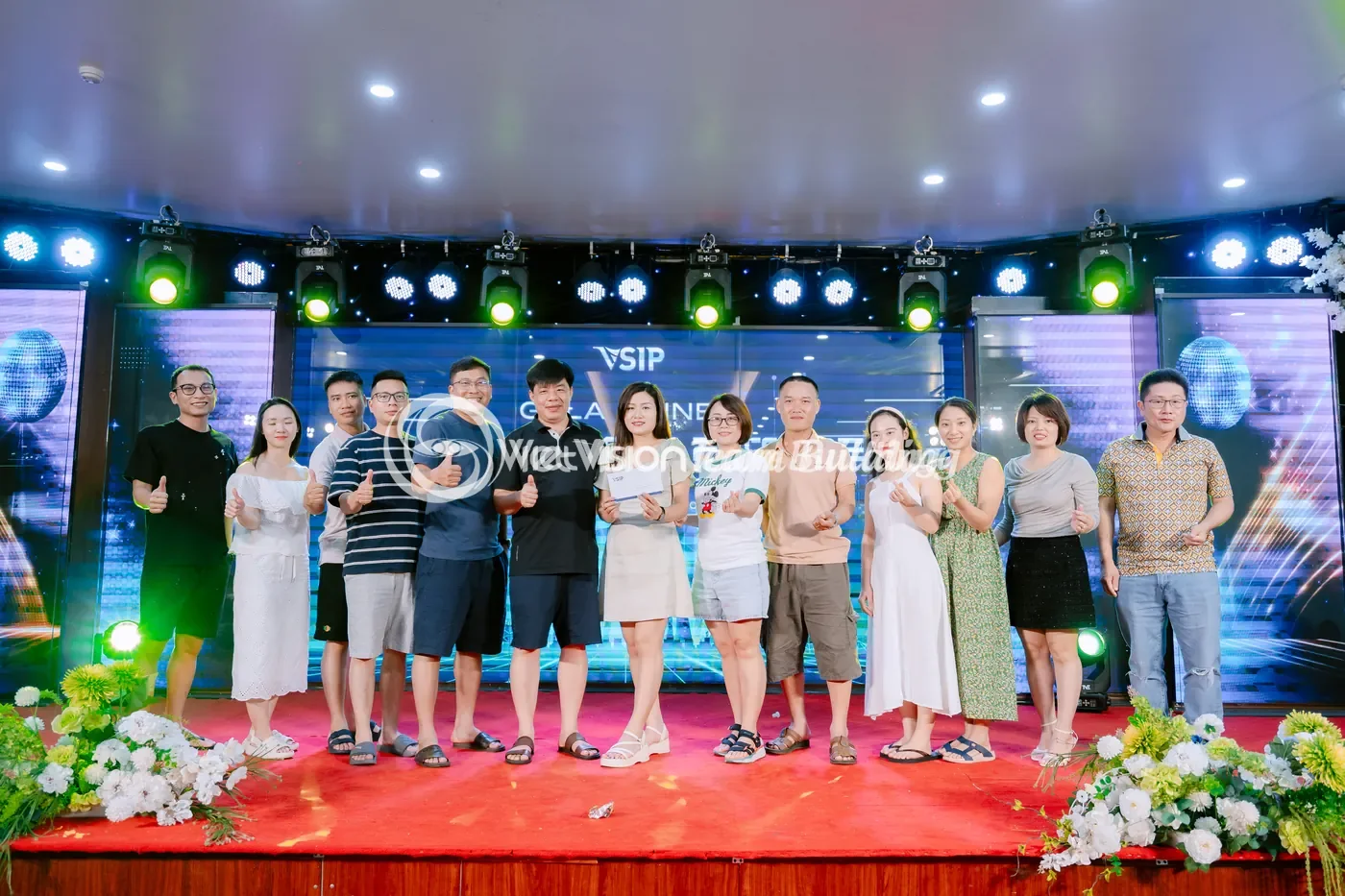 Khoảnh khắc trao giải cần vùng sáng rõ Khoảnh khắc trao giải cần vùng sáng rõ