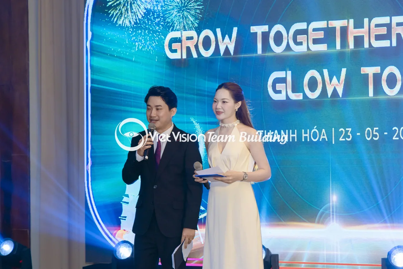 Sân khấu gala buổi tối với nhiều lớp ánh sáng Sân khấu gala buổi tối với nhiều lớp ánh sáng