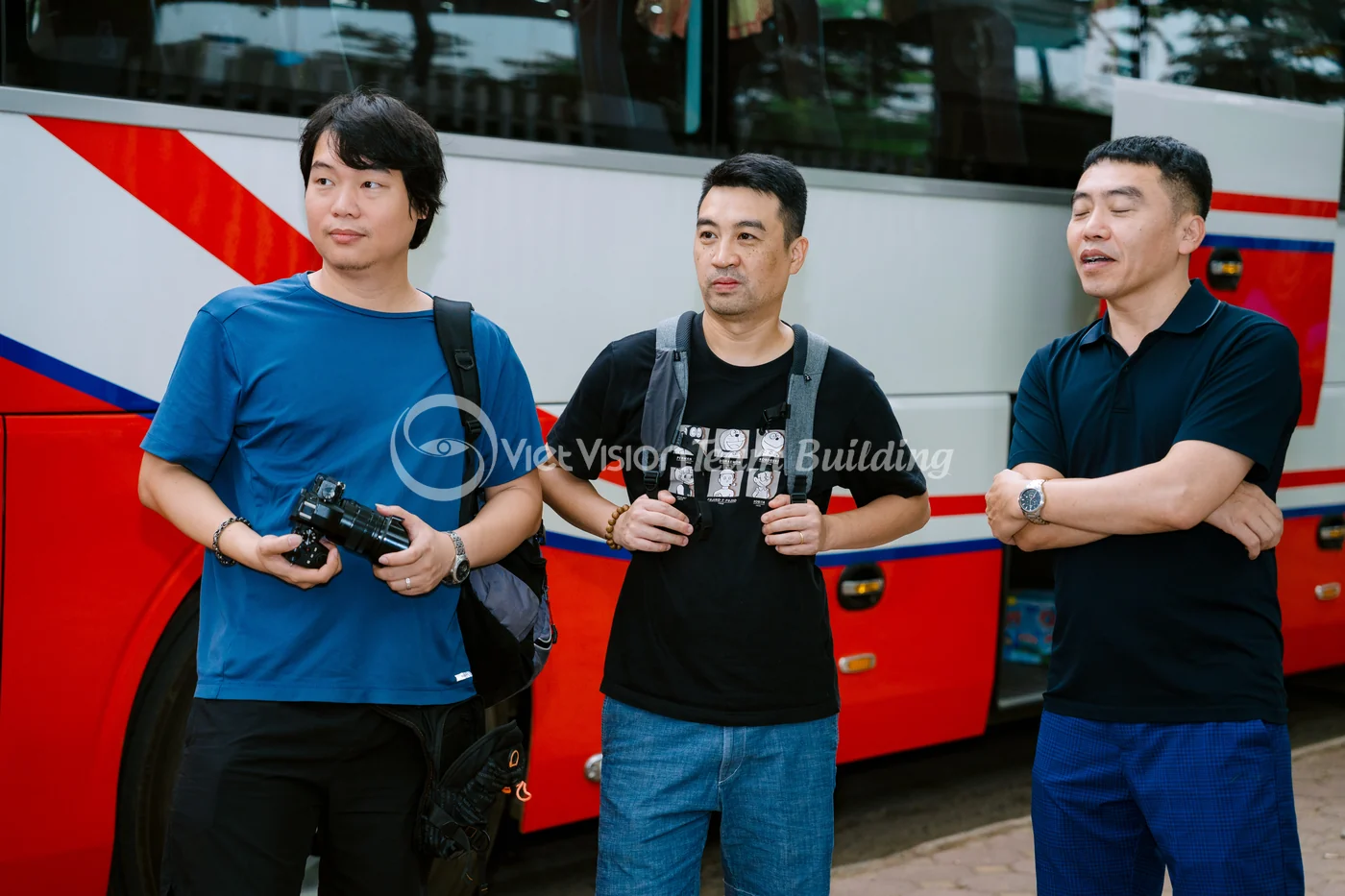 Nhân sự mặc áo thun và áo polo trong chuyến team building công ty