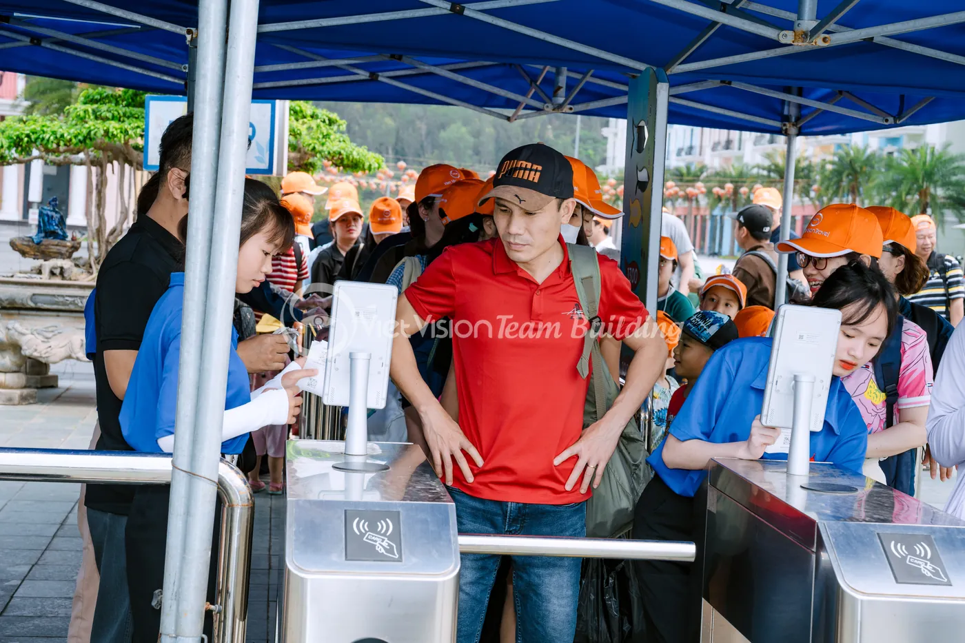 Nhân sự check-in chương trình team building với nón và màu áo dễ nhận diện
