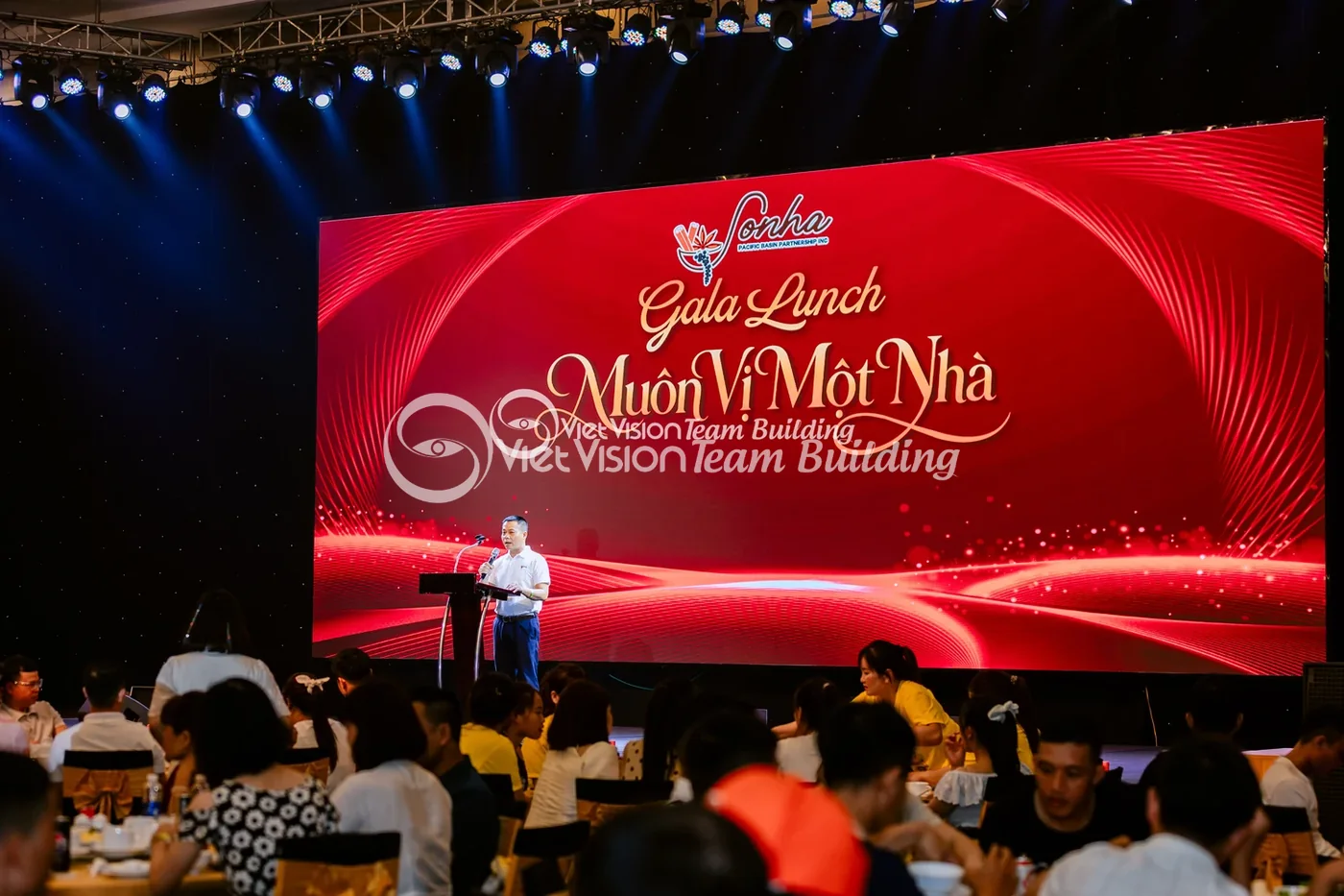Màn hình lớn trong không gian sự kiện doanh nghiệp