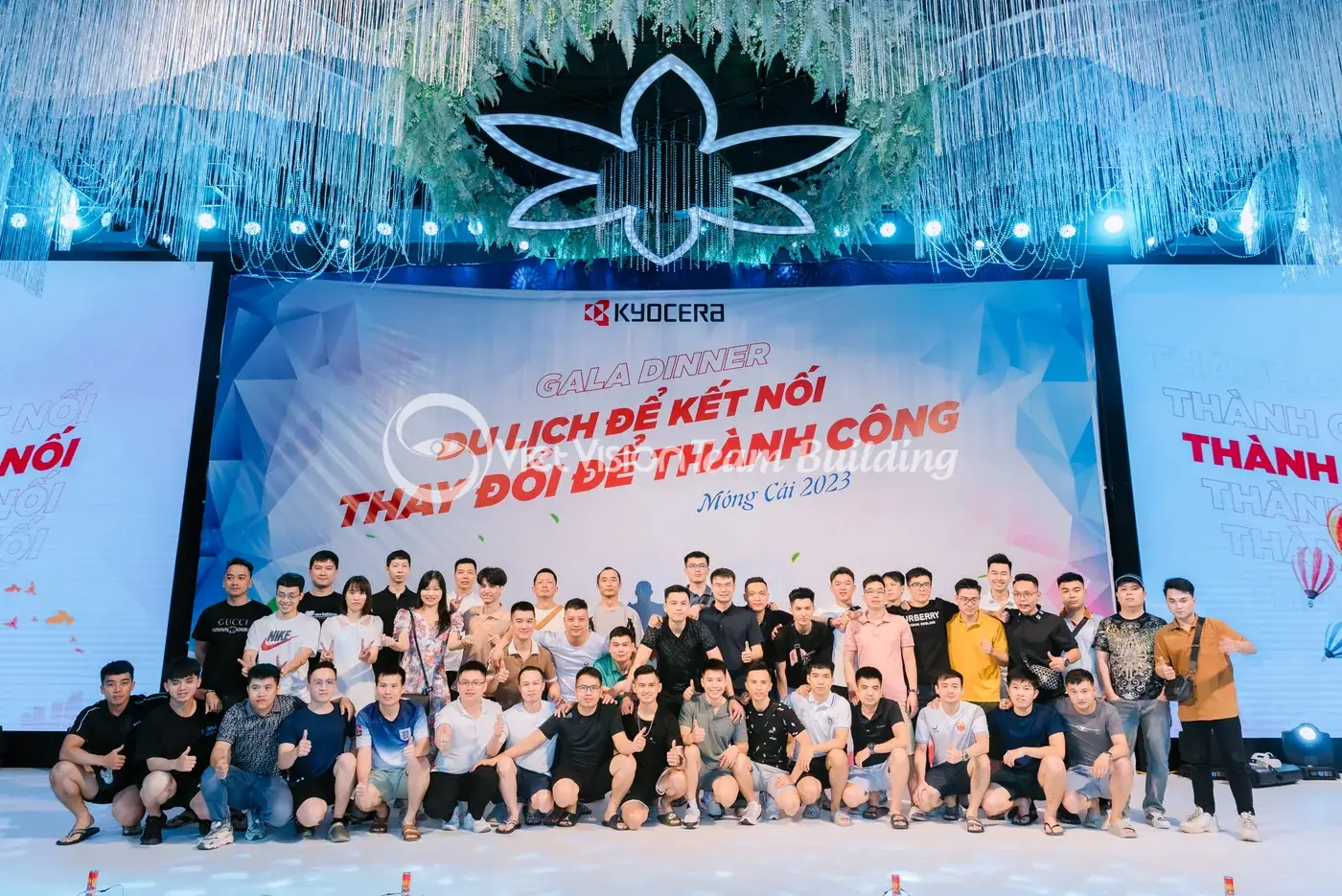 Sân khấu gala kết hợp hình ảnh nhận diện thương hiệu