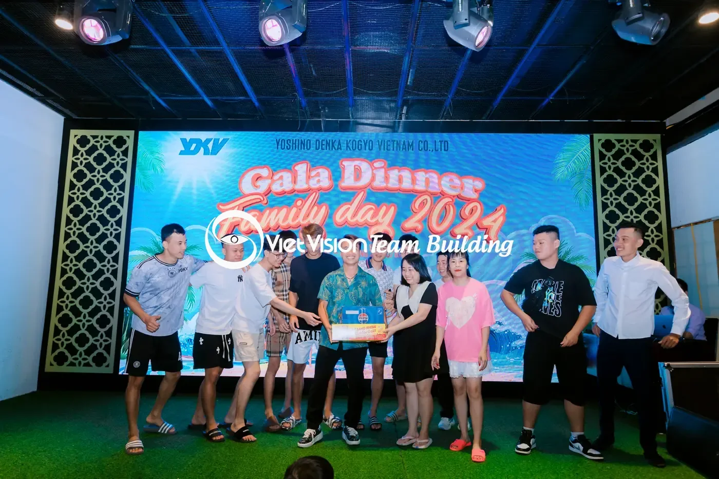 Sân khấu gala với backdrop nhận diện chương trình