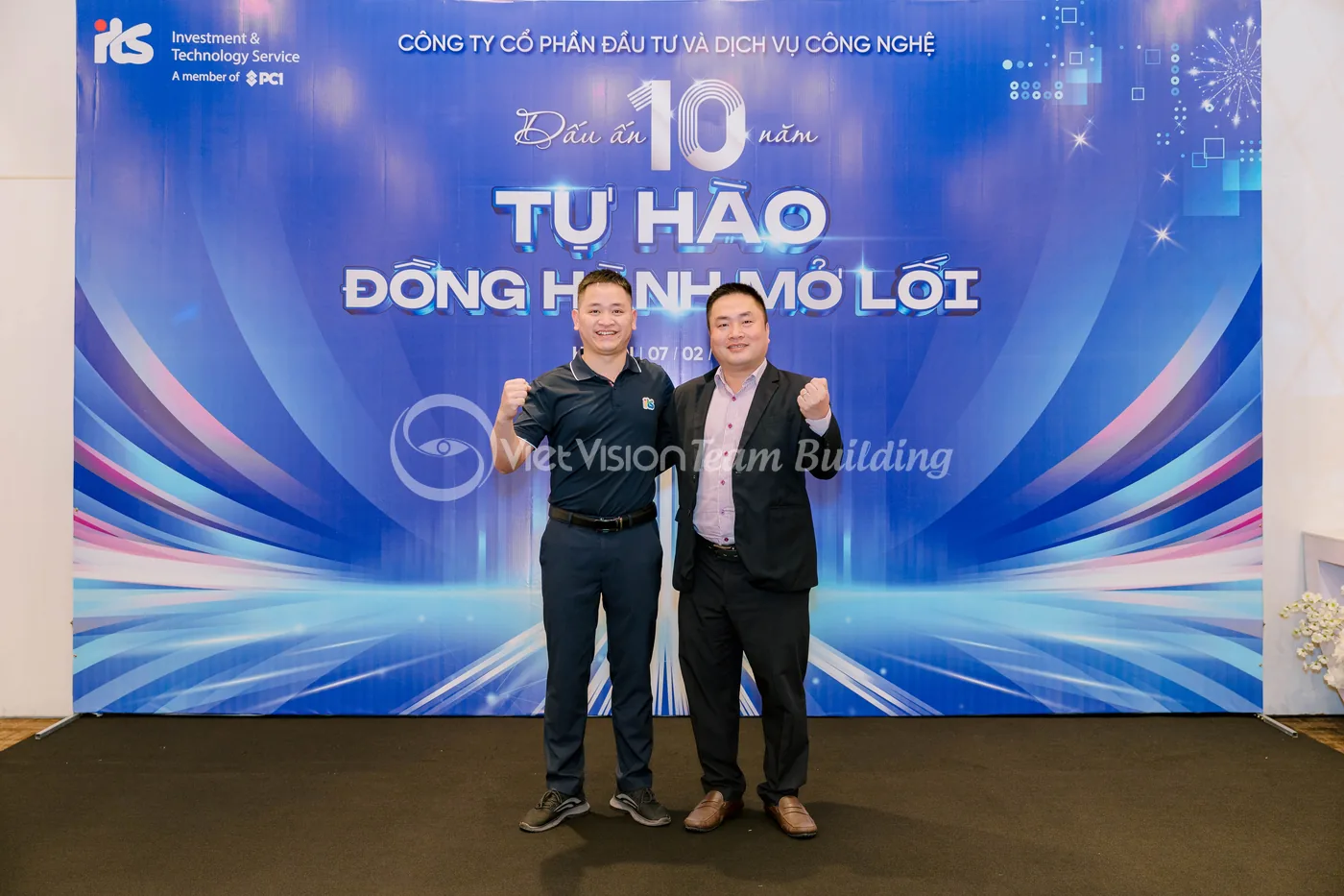 Khách tham dự chụp ảnh check-in trước backdrop chương trình công ty