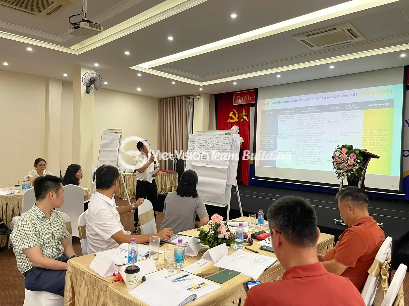 Nhóm tổ chức rà soát phương án trên bàn làm việc