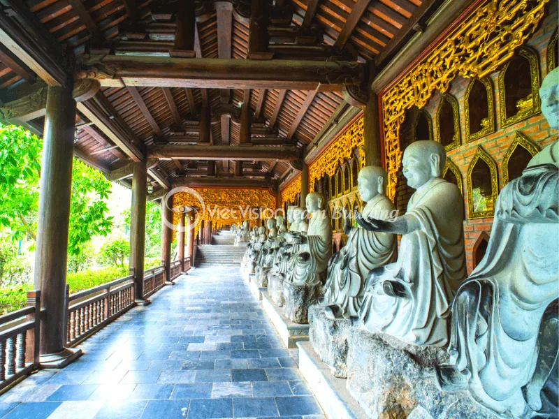 Hành lang tượng La Hán bằng đá tại chùa Bái Đính