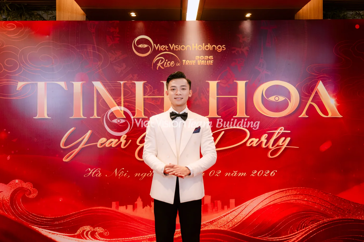 MC giới thiệu phần phát biểu trên sân khấu