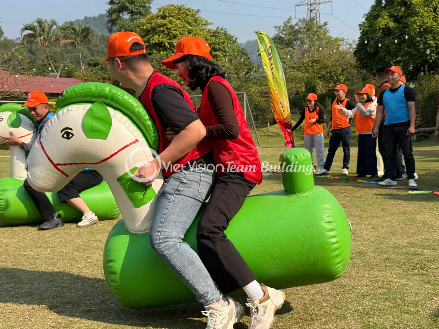 Hai người chơi tham gia thử thách ngựa hơi trong hoạt động team building