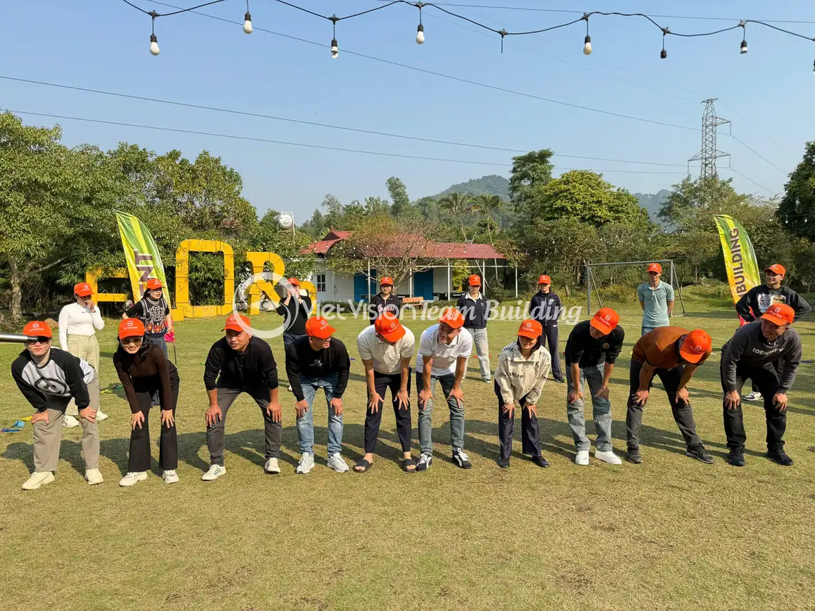 Đội hình người chơi đứng chờ hiệu lệnh trong chương trình team building
