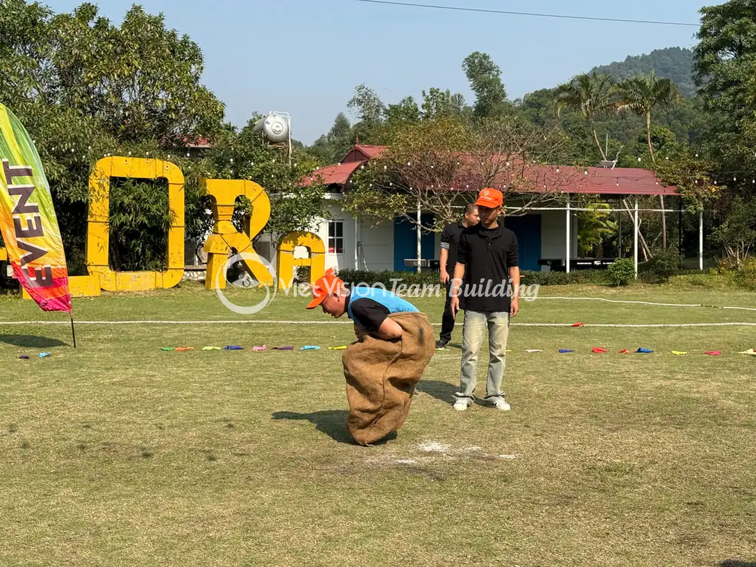 Người điều phối quan sát người chơi trong thử thách team building ngoài trời