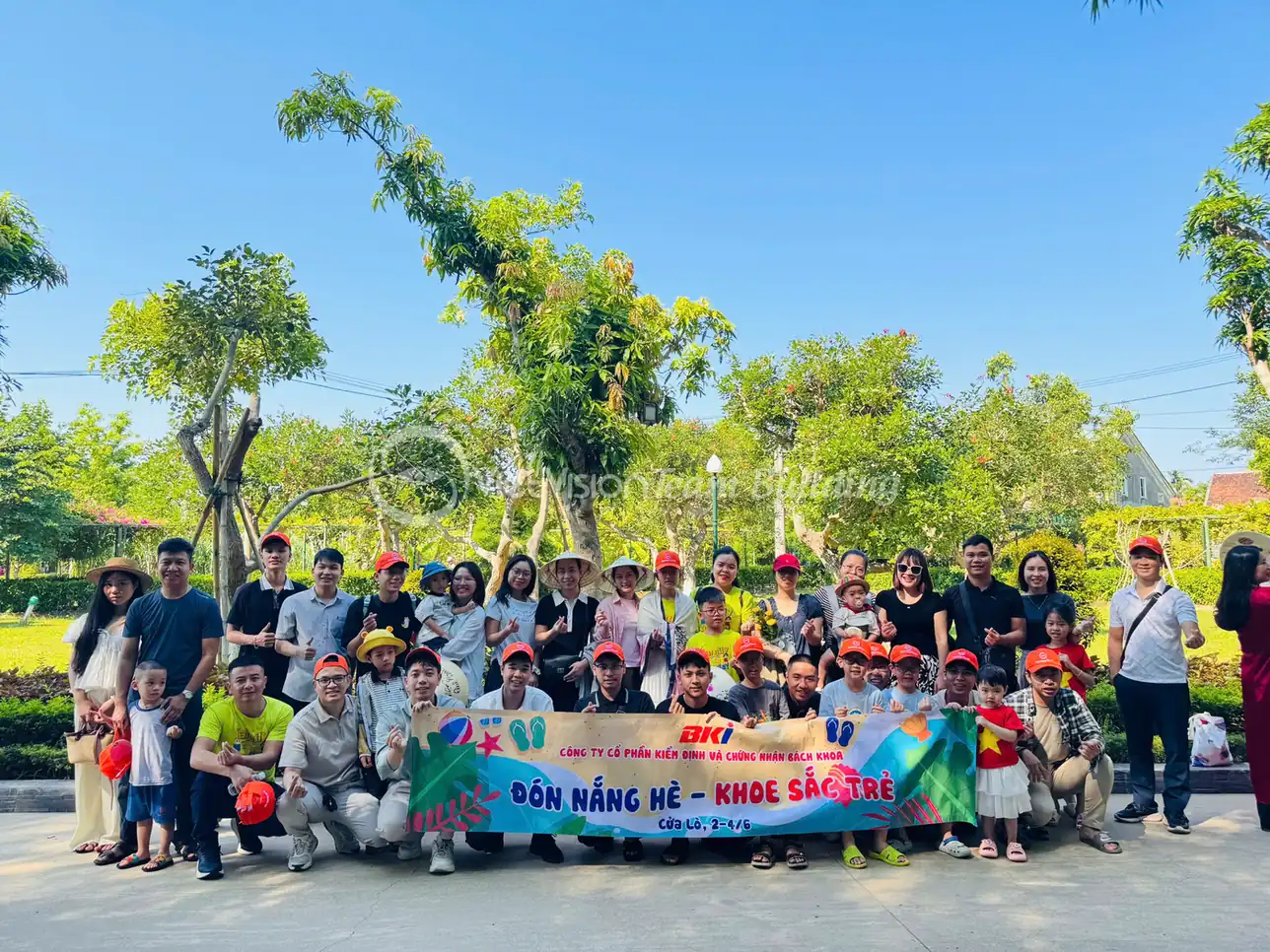 Đoàn công ty cầm banner ngang trong chuyến team building