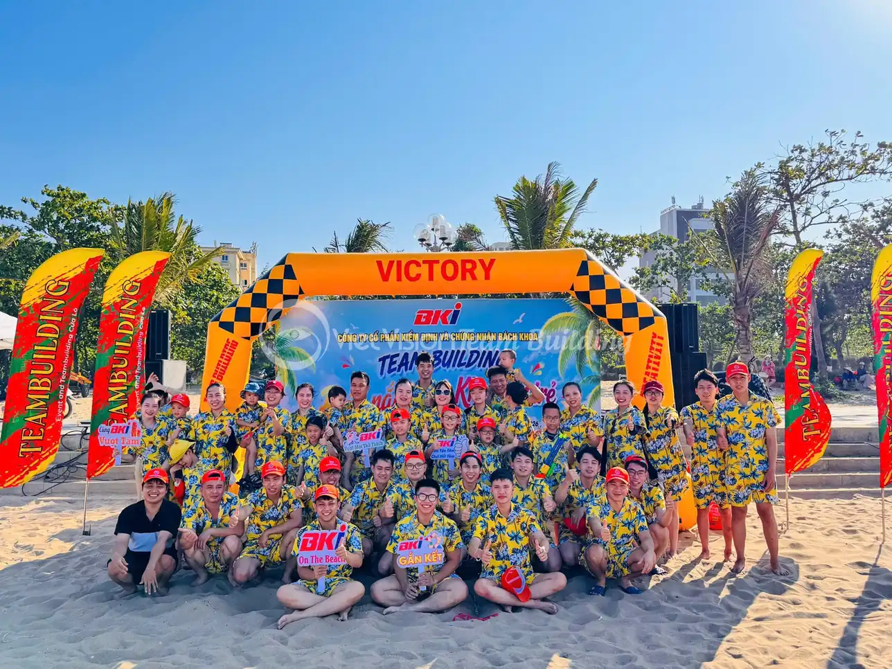Cổng hơi và cờ phướn trong khu vực team building công ty
