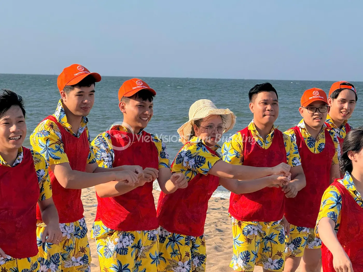 Người chơi nghe hướng dẫn trước hoạt động team building của công ty