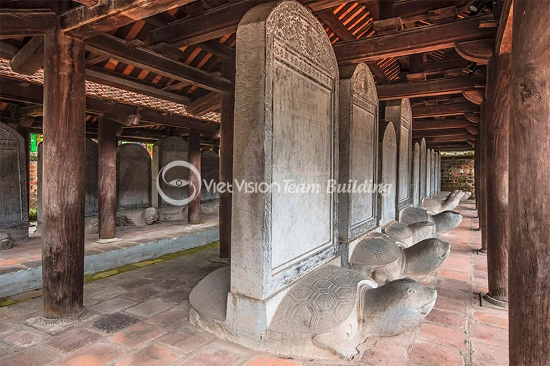 Bia tiến sĩ đặt trên lưng rùa đá tại Văn Miếu