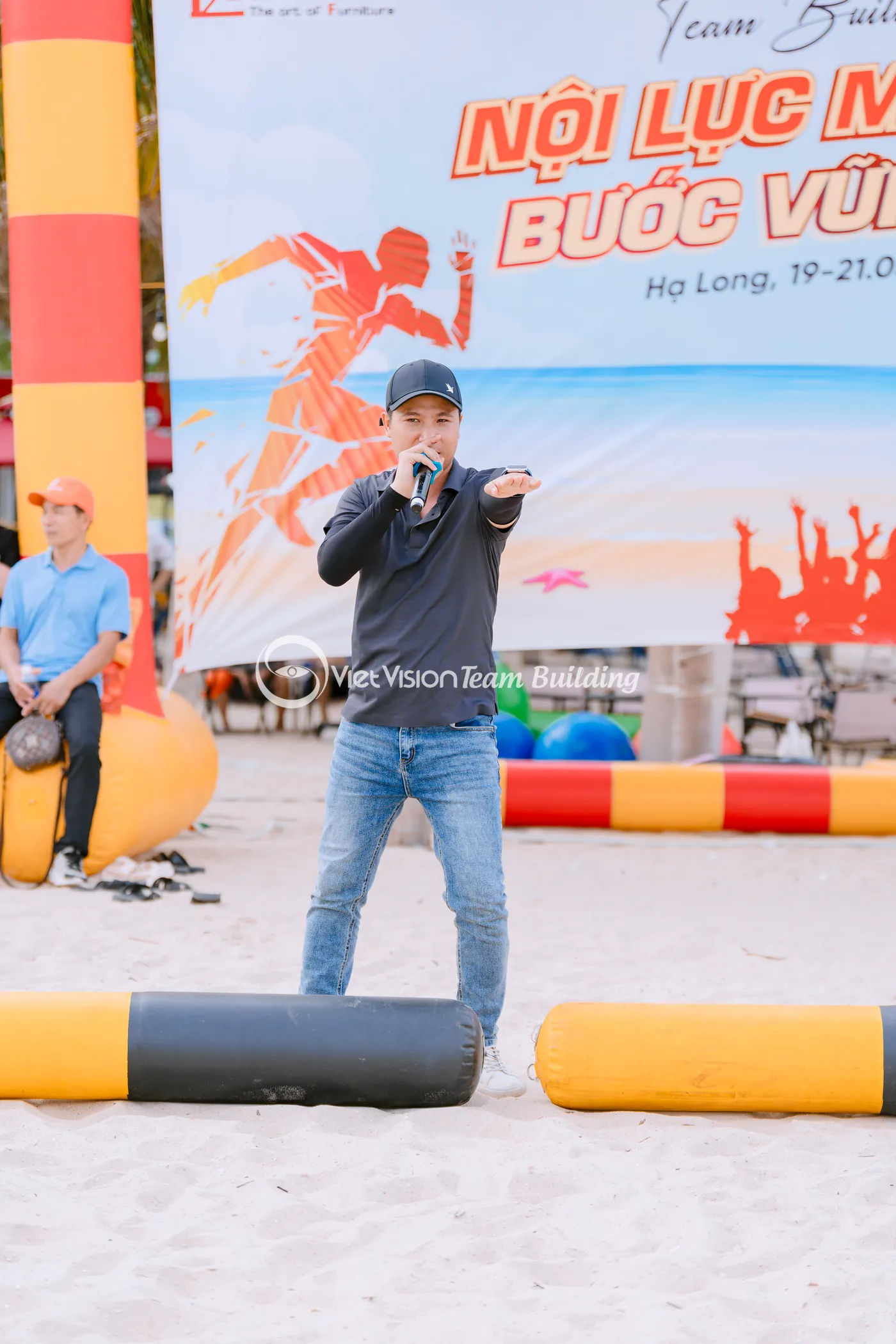 MC điều phối trò chơi team building Hạ Long theo format đã brief trước