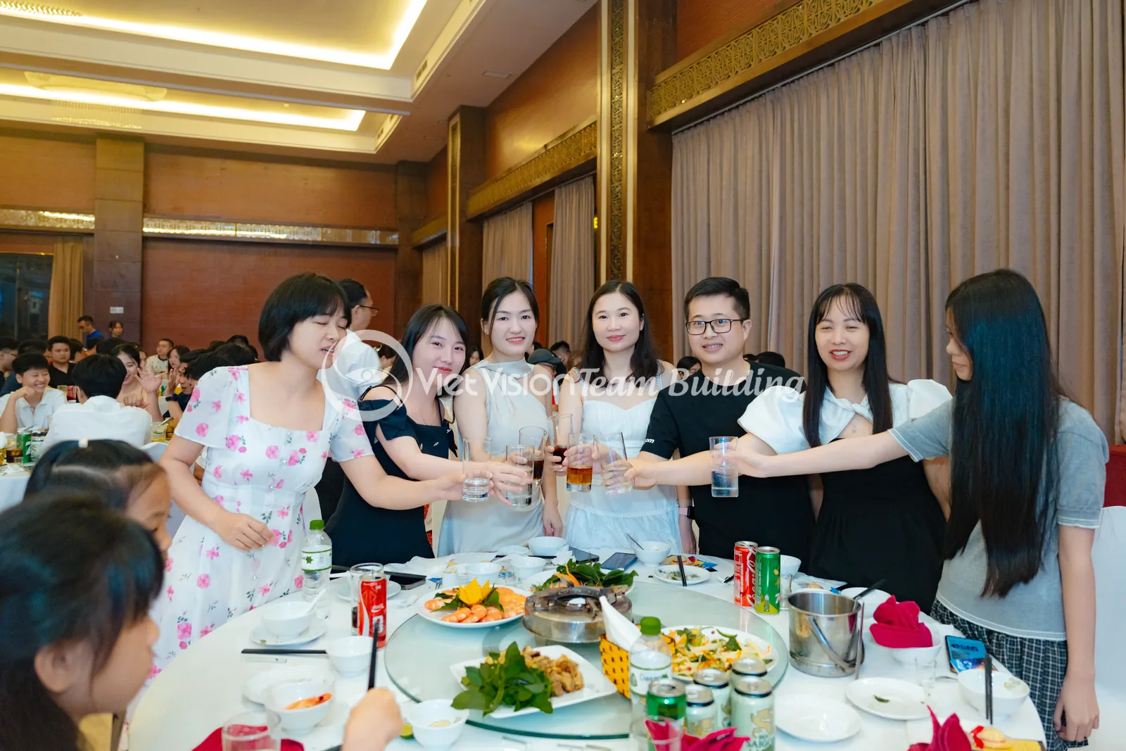 Bữa Tiệc Của Đoàn Công Ty Trong Company Trip bữa tiệc của đoàn công ty trong company trip