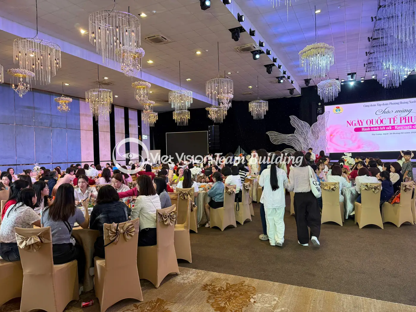 Không gian đông vui phù hợp với buổi tối ở khu Bãi Cháy Hạ Long