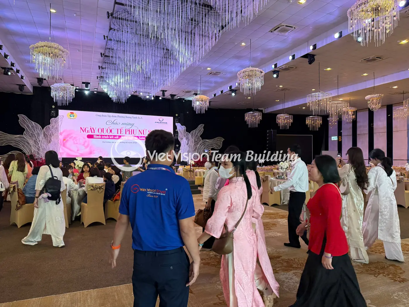 Không khí buổi tối của đoàn khách trong chuyến đi Hạ Long