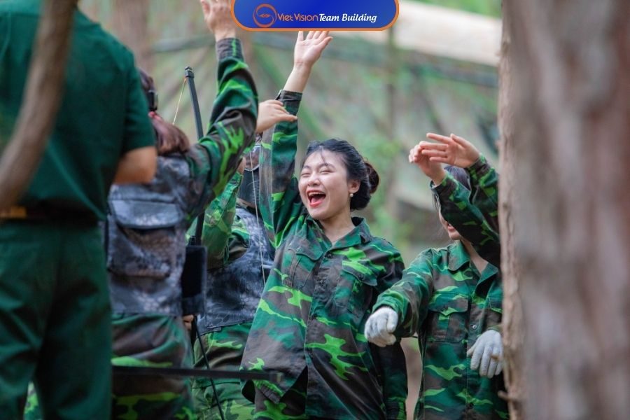 các chị em hoàn thành 1 nhiệm vụ vui mừng teambuilding quân đội