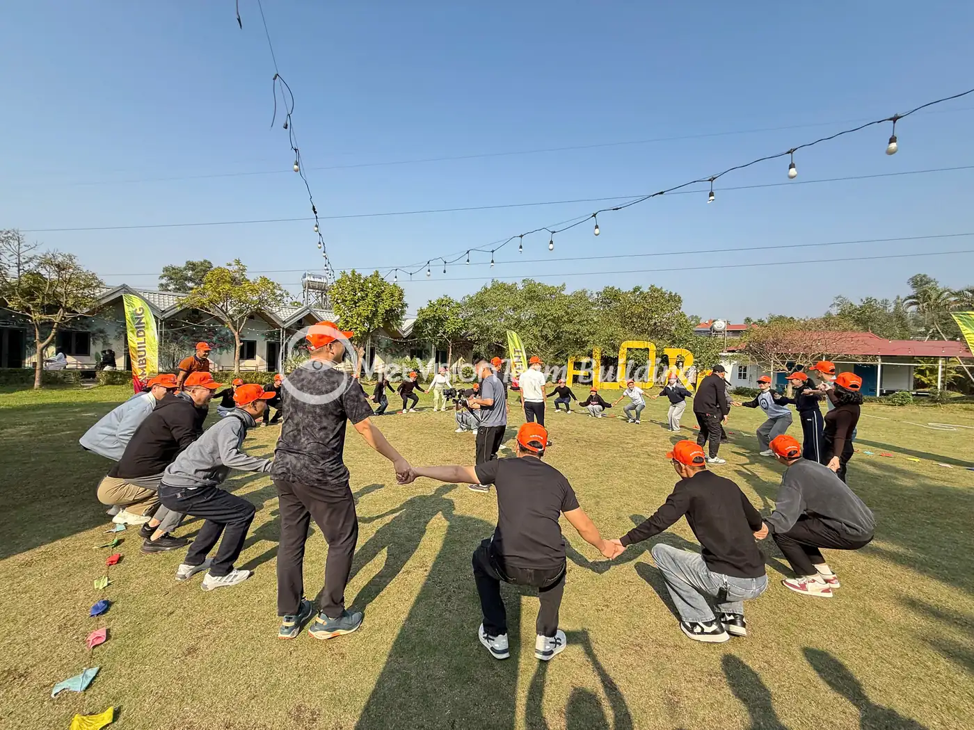 Đội chơi tập trung trên sân trước khi bắt đầu chương trình team building Amazing Race