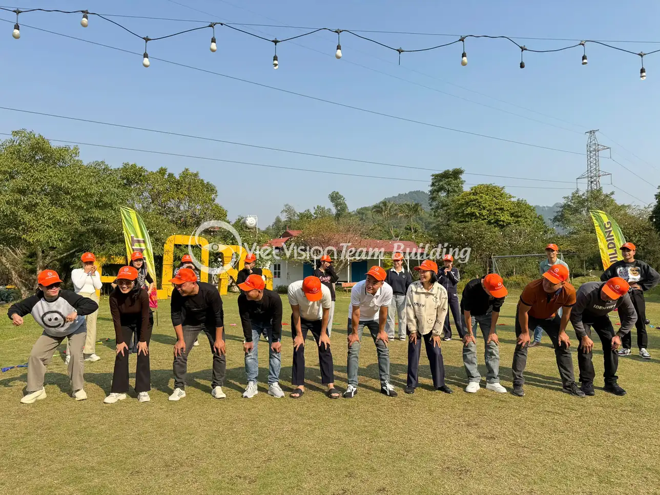 Các thành viên di chuyển theo đội trong hoạt động team building ngoài trời