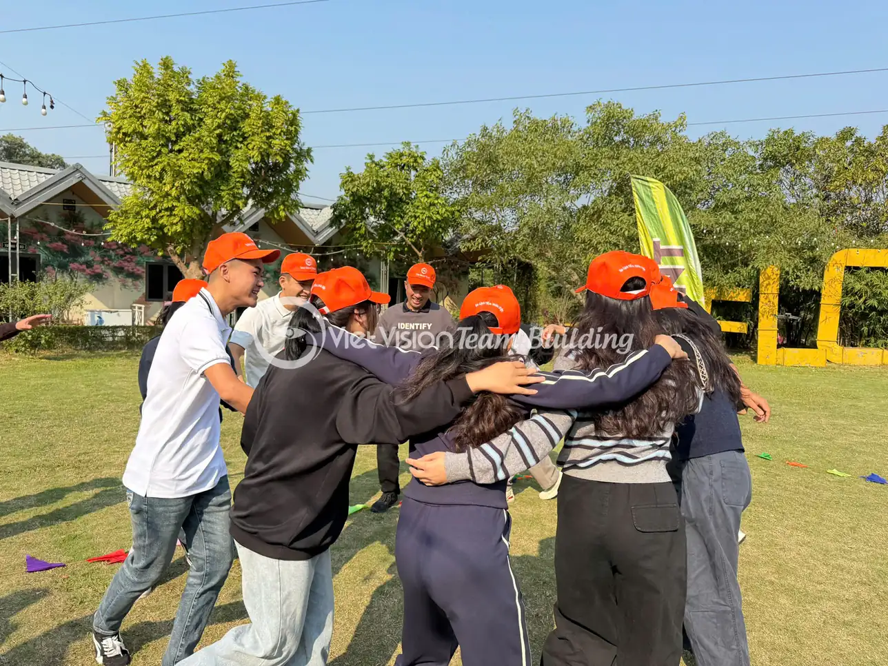 Nhóm người chơi phối hợp xử lý nhiệm vụ trong chương trình team building