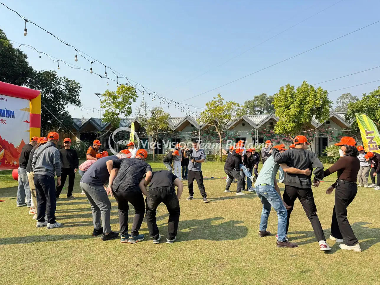 Đội chơi tham gia thử thách vận động trong hoạt động team building